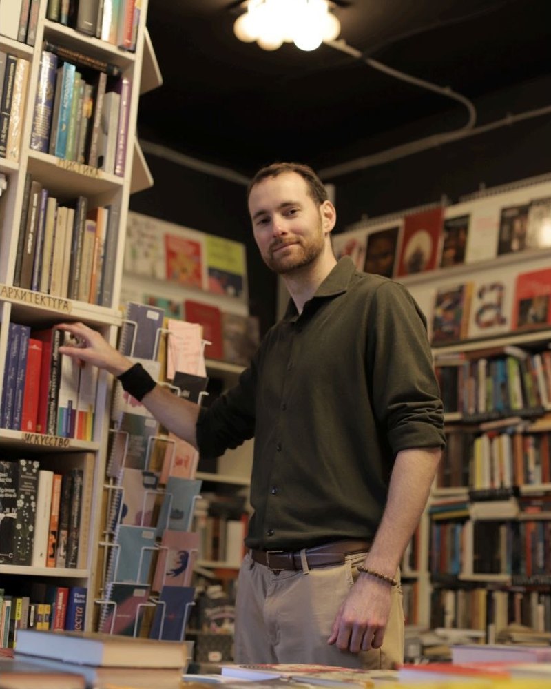 Робин Гомар в книжном магазине